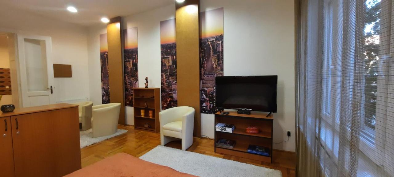 City Life Apartment Debrecen Bagian luar foto