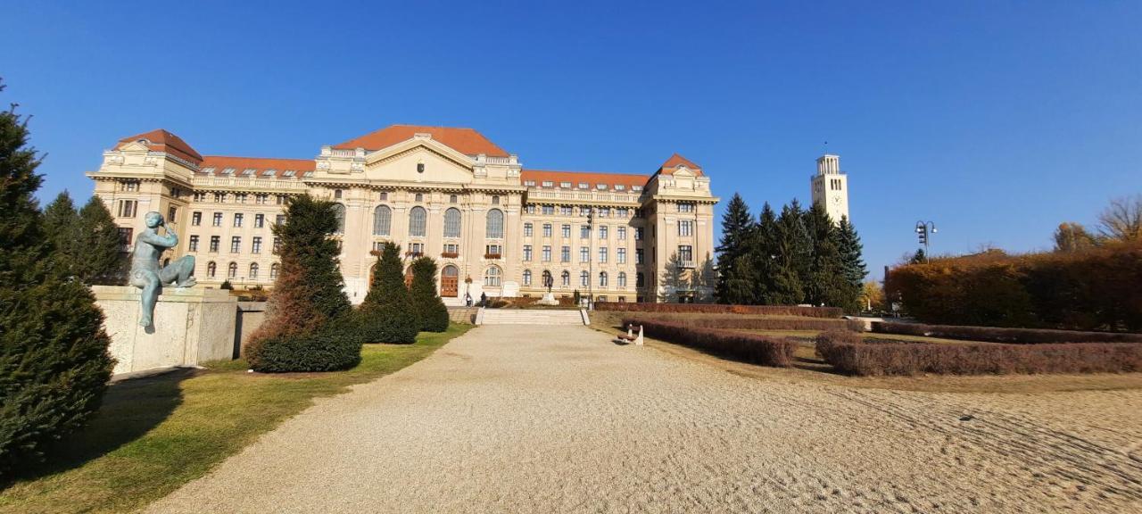 City Life Apartment Debrecen Bagian luar foto
