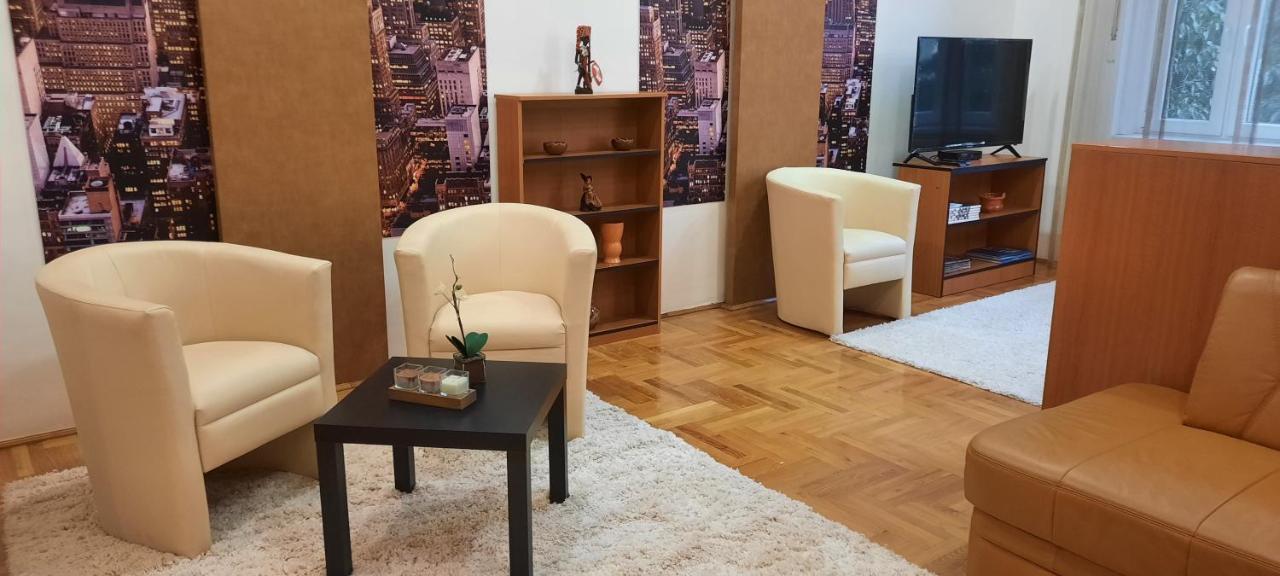 City Life Apartment Debrecen Bagian luar foto