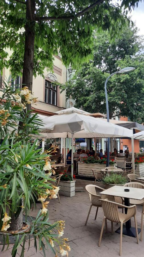 City Life Apartment Debrecen Bagian luar foto