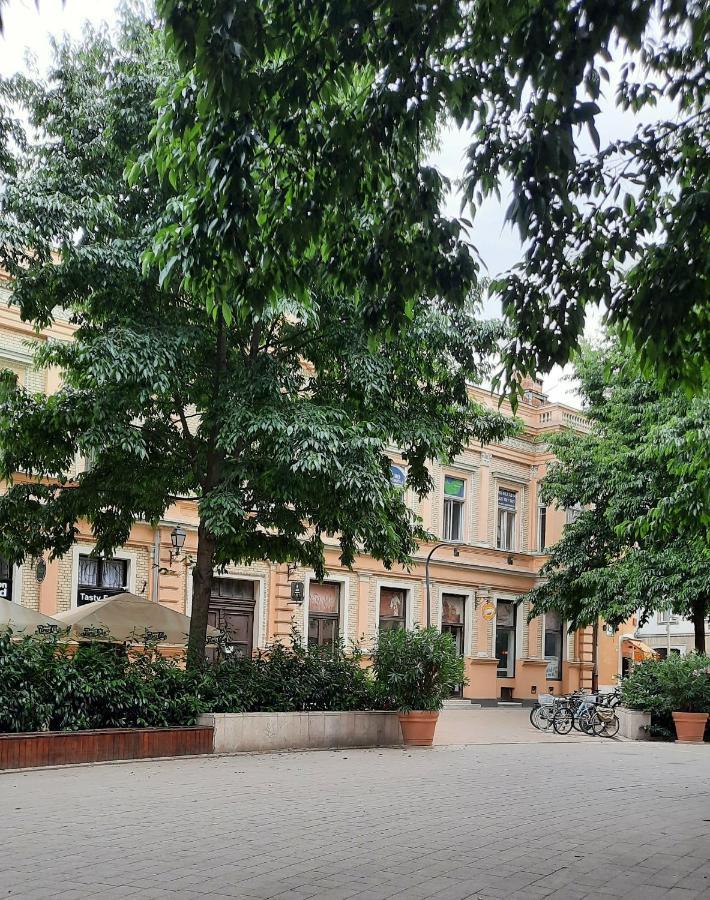 City Life Apartment Debrecen Bagian luar foto