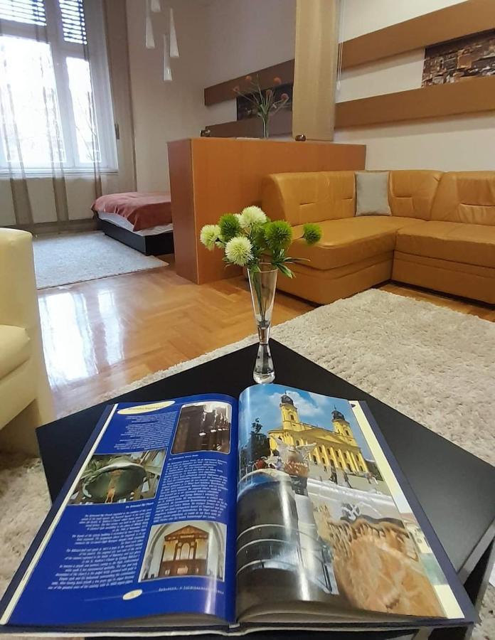 City Life Apartment Debrecen Bagian luar foto